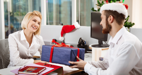 Подарки сотрудникам на Новый год 2025‑2026: нужно ли удержать НДФЛ, НДС, взносы и алименты